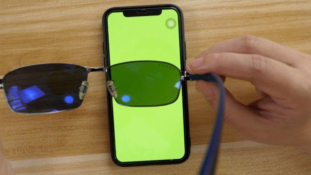 我的眼镜镜片对着光看是绿色的，用手机手电筒照射时，也是绿色（绿色光点），这是真的防蓝光眼镜吗？(手机光线感应有什么用)-图2