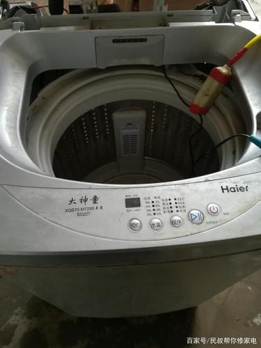 海尔洗衣机洗衣服同时排水是什么故障启动时进水正常，开洗衣服时就同时排水？(海尔洗衣机边洗边排水是什么原因)-图1