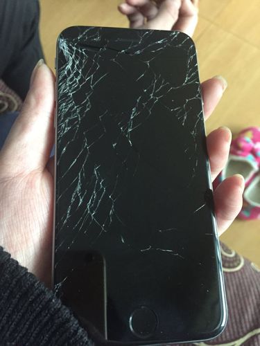 iphone手机摔机后屏幕出现黑色斑点看着很不舒服应该怎么处理？iphone6 屏幕小黑点
